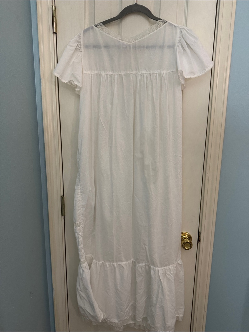 Vintage women’s nightgown, great for pictures! 100%cotton, a great find! - Picture 3 of 8